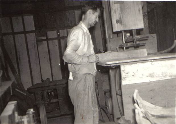 129-14-Tomaz em sua oficina em 1965